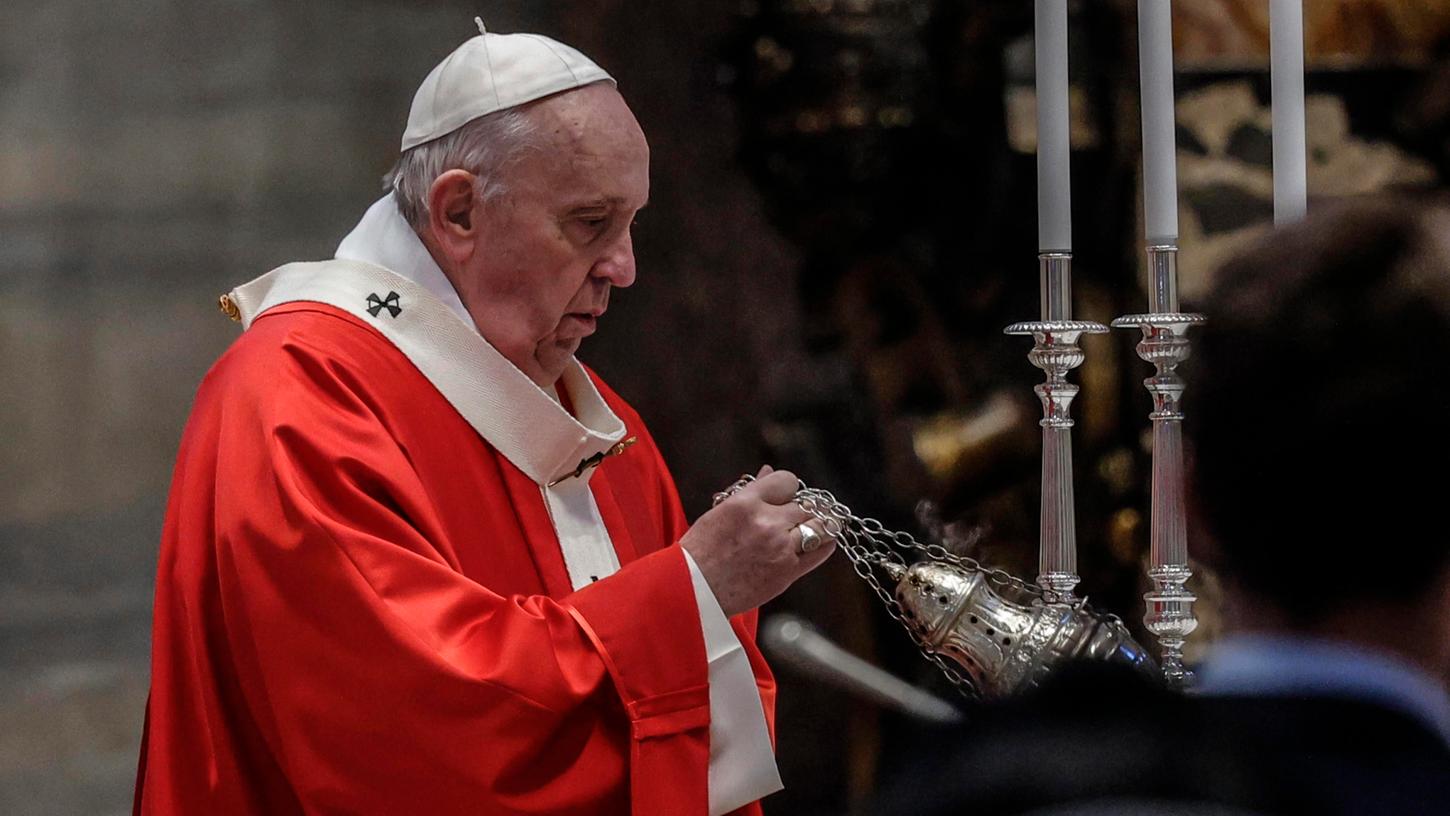 Der Papst spricht seinen Segen "Urbi et Orbi" in diesem Jahr im Petersdom im Ostergottesdienst aus.