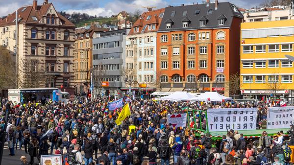 Querdenker und andere Gegner der Pandemie-Einschränkungen haben in Stuttgart ohne Abstand und meist ohne Schutzmaske de