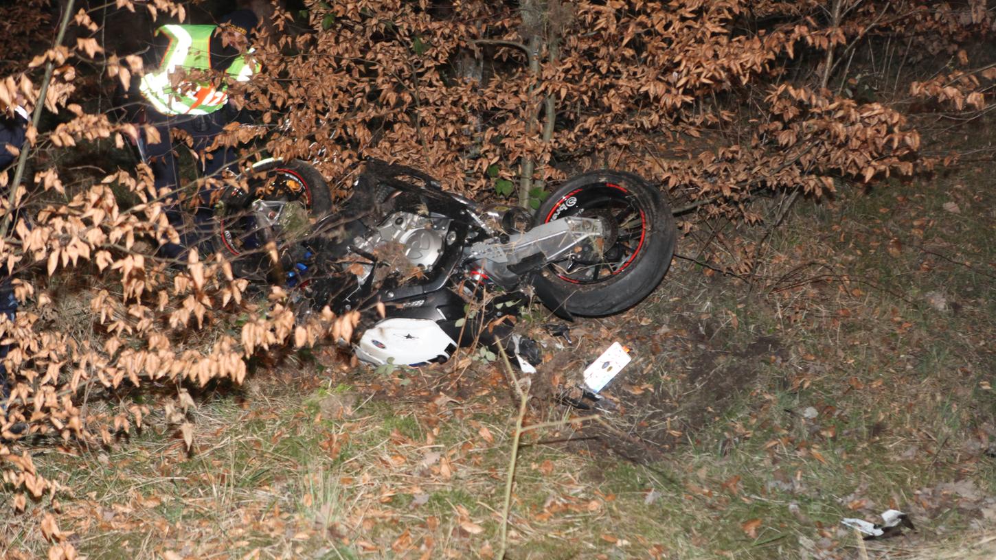 Erst nach Stunden konnte ein Passant das Motorrad des Mannes entdecken.
Erst nach Stunden konnte ein Passant das Motorrad des Mannes entdecken.