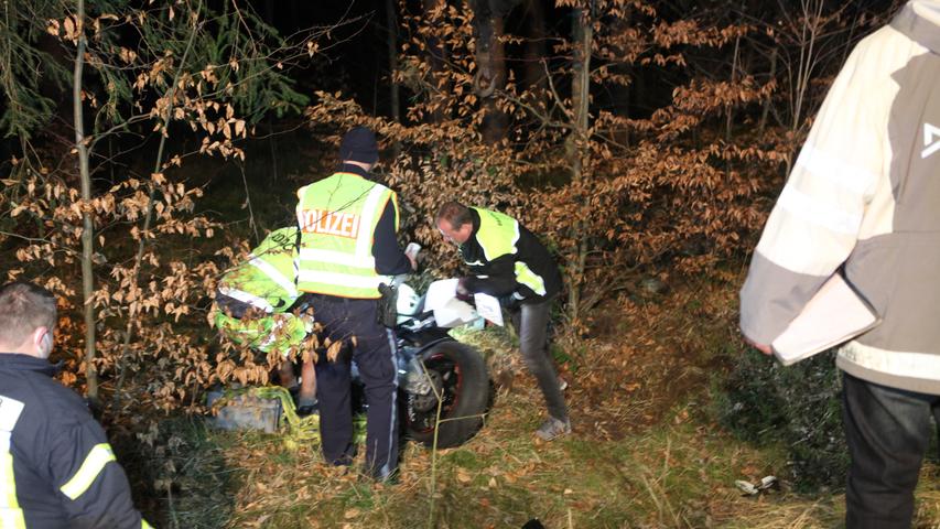 Tödlicher Motorradunfall in Mittelfranken: 31-Jähriger stürzt und fällt in Graben