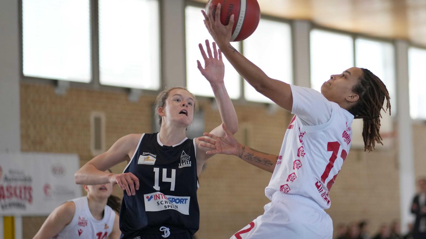 Kaela Hilaire (Nummer 12) von den Kia Metropol Baskets Schwabach im Zweikampf. Im Hintergrund steht Diana Fett (Nummer 14) bereit. Kaela Hilaire (Nummer 12) von den Kia Metropol Baskets Schwabach im Zweikampf. Im Hintergrund steht Diana Fett (Nummer 14) bereit.