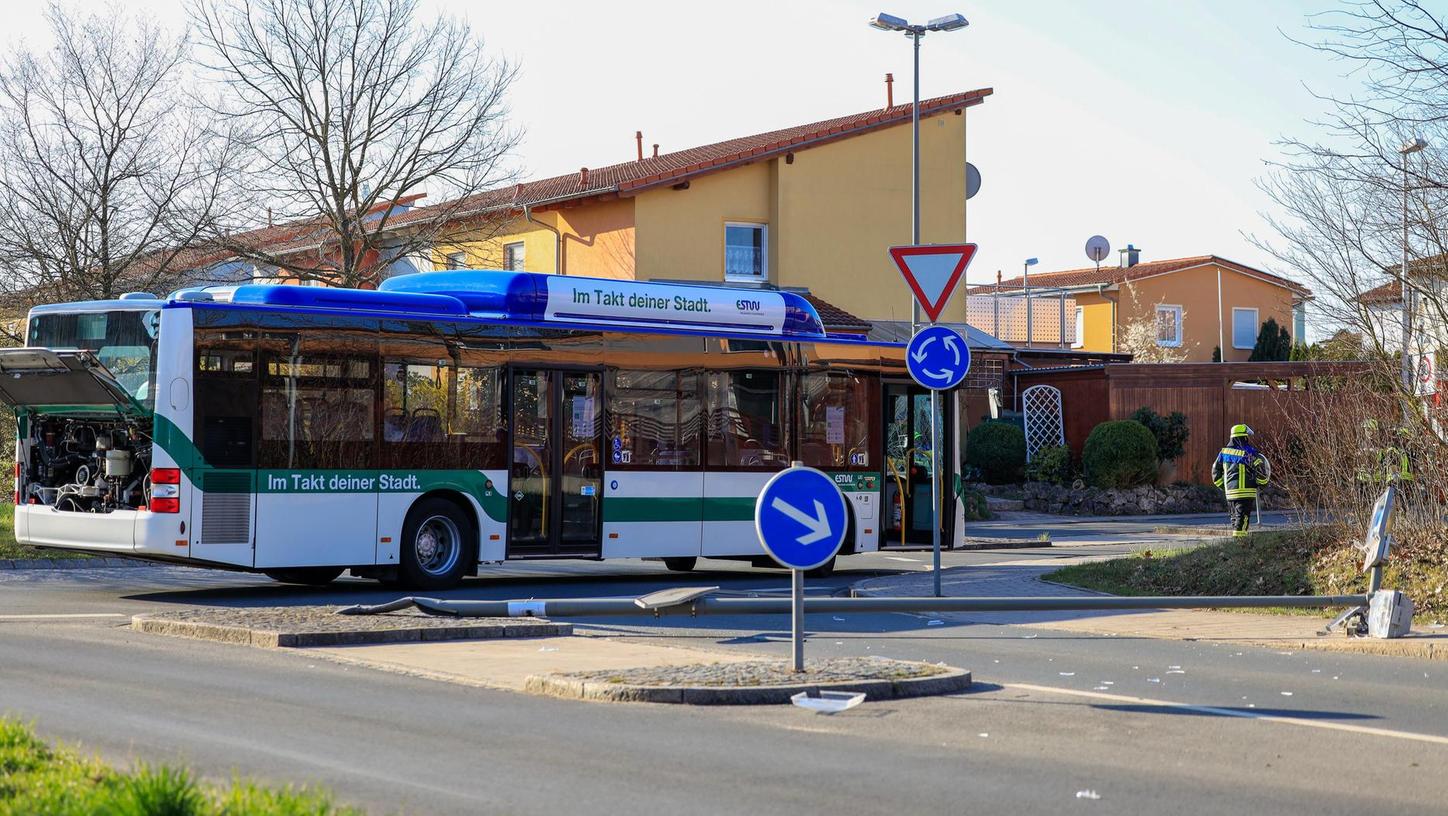 Bus krachte in Erlangen frontal auf einen Laternenmast