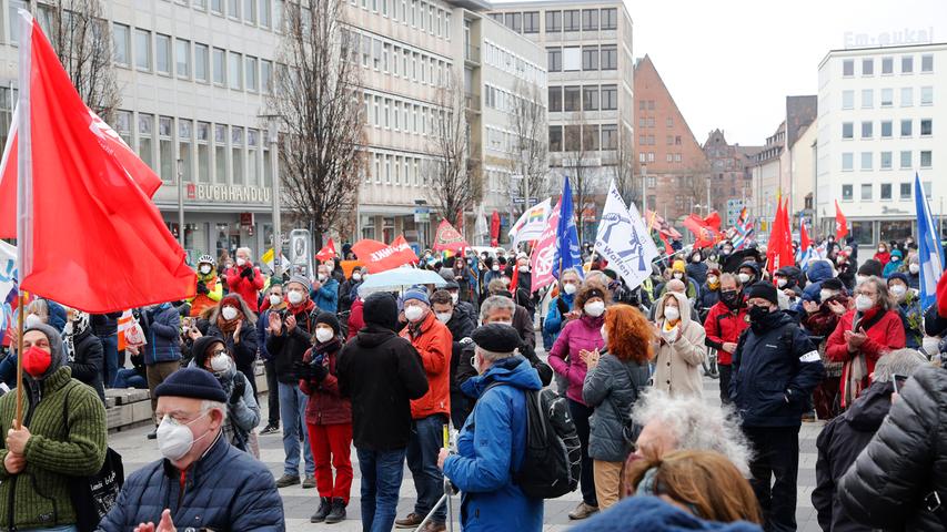 "Lockdown für Rüstung": 600 Demonstranten bei Ostermarsch in Nürnberg