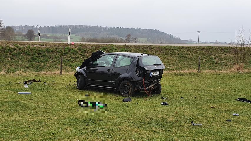 Schwerer Unfall: Kleinwagen landet nach Überschlag auf Wiese