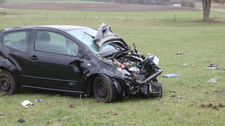 Schwerer Unfall: Kleinwagen landet nach Überschlag auf Wiese