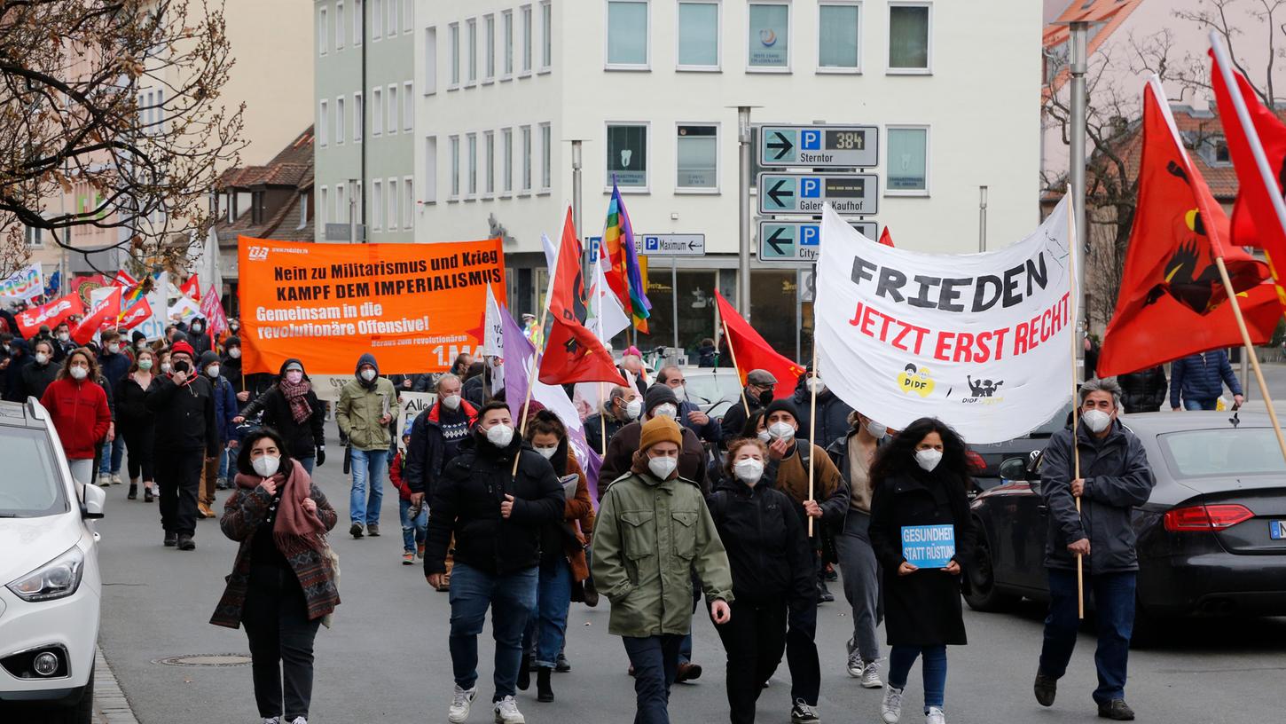 „Frieden jetzt erst recht!“: Rund 600 Menschen folgten dem Aufruf des Nürnberger Friedensforums, sich am traditionellen Ostermarsch zu beteiligen. 
