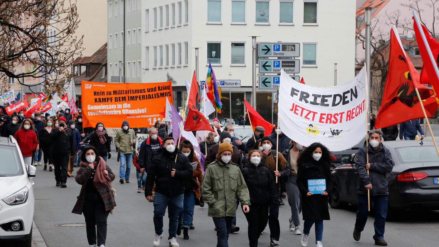 „Frieden jetzt erst recht!“: Rund 600 Menschen folgten dem Aufruf des Nürnberger Friedensforums, sich am traditionellen Ostermarsch zu beteiligen. „Frieden jetzt erst recht!“: Rund 600 Menschen folgten dem Aufruf des Nürnberger Friedensforums, sich am traditionellen Ostermarsch zu beteiligen.