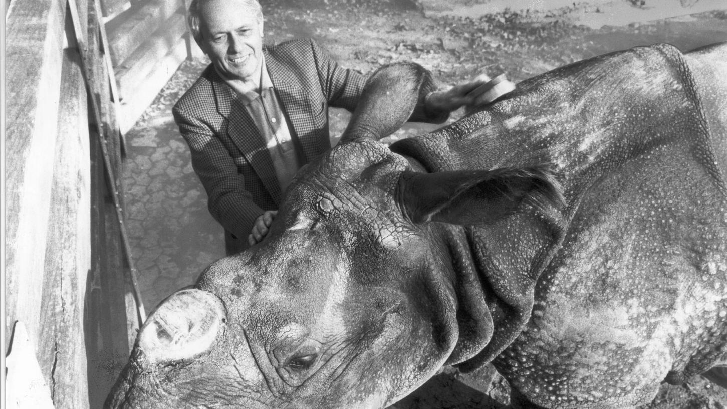 Manfred Kraus leitete den Tiergarten Nürnberg 20 Jahre lang. Im Bild von 1990 sieht man den Tiergartendirektor mit einem Nashorn. 1990 