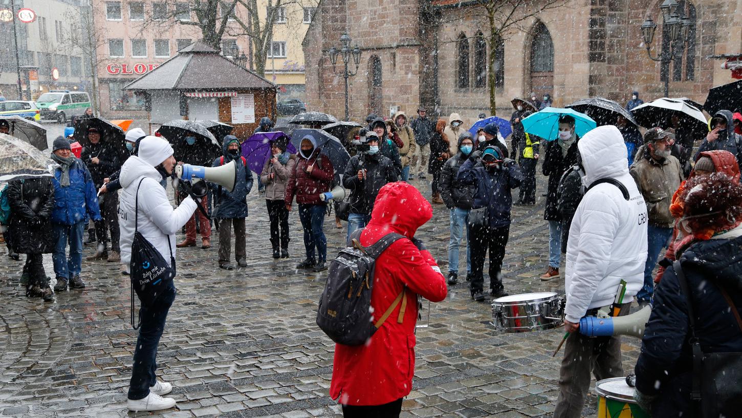 Rund 150 Anhänger der Querdenken-Bewegung trafen sich am Ostermontag in der Nürnberger Innenstadt. 