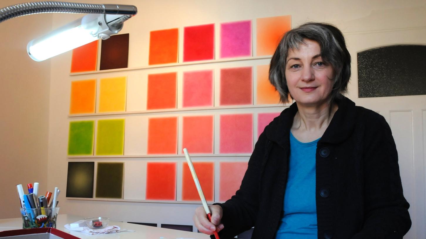Die Zeichnerin Birgit Bossert bei der Arbeit Die Zeichnerin Birgit Bossert bei der Arbeit