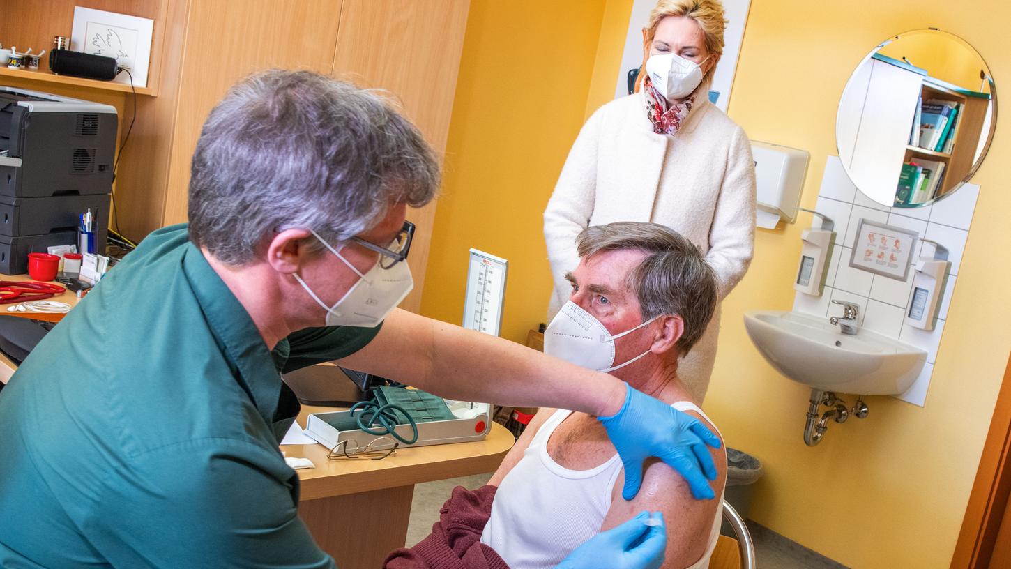 In dieser Woche wollen bundesweit 35.000 Hausärzte mit Impfungen gegen das Coronavirus loslegen. 