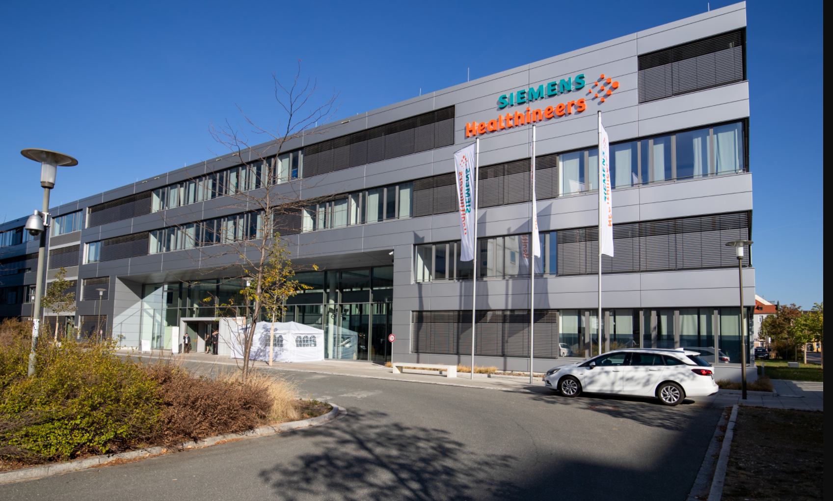 Nicht nur in der Radiologie sind Systeme und Geräte aus dem Hause Siemens im Einsatz: Die Visualisierungstechnologie Cinematic Rendering erlaubt eine bessere Kommunikation zwischen Ärzten und Patienten und zwar, weil dadurch fotorealistische, dreidimensionale Abbildungen des menschlichen Körpers auf Basis von Bilddaten aus Computer- und Magnetresonanztomographen in zuvor nicht dagewesener Plastizität einsehbar sind. So können Patienten besser verstehen, was in ihrem Körper vor sich geht und mit Hilfe der Visualisierung auch Behandlungen oder OP-Vorgehen besser nachvollziehen. Ein eigens entwickelter Algorithmus simuliert dabei die komplexe Interaktion der elementaren Lichtteilchen (Photonen) mit den Patientendaten aus CT- oder MRT-Aufnahmen. Durch diese Technik können zum Beispiel Tumoren oder Frakturen anschaulich gezeigt werden. 