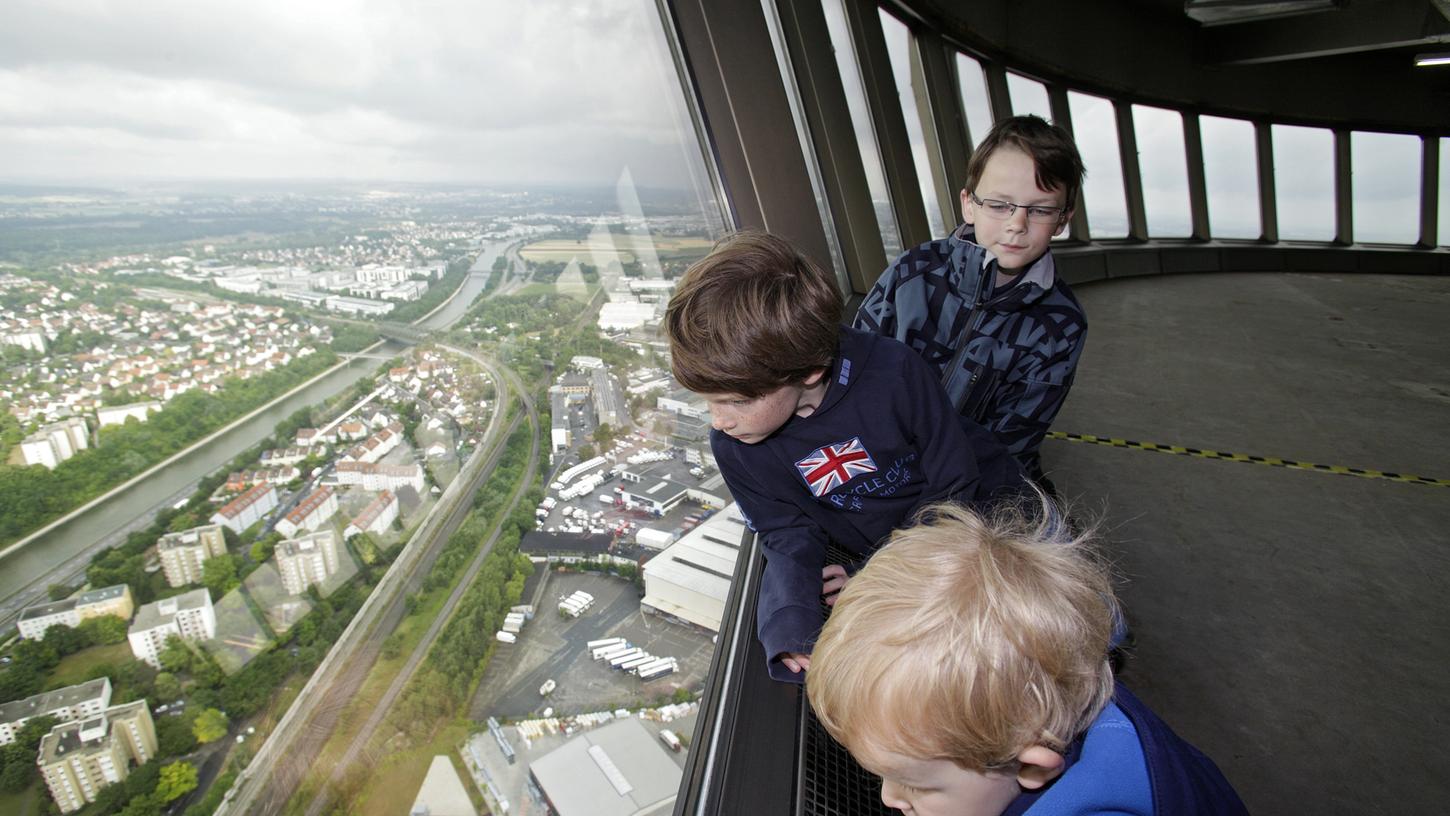Der Nürnberger Fernsehturm kann man nur ganz selten besichtigen. Wer es schafft, kann eine tolle Aussicht über die Stadt genießen. Wie der Turm entstand und warum er das "Nürnberger Ei" genannt wird, erklärt die Kinderzeitug "nanu!?".