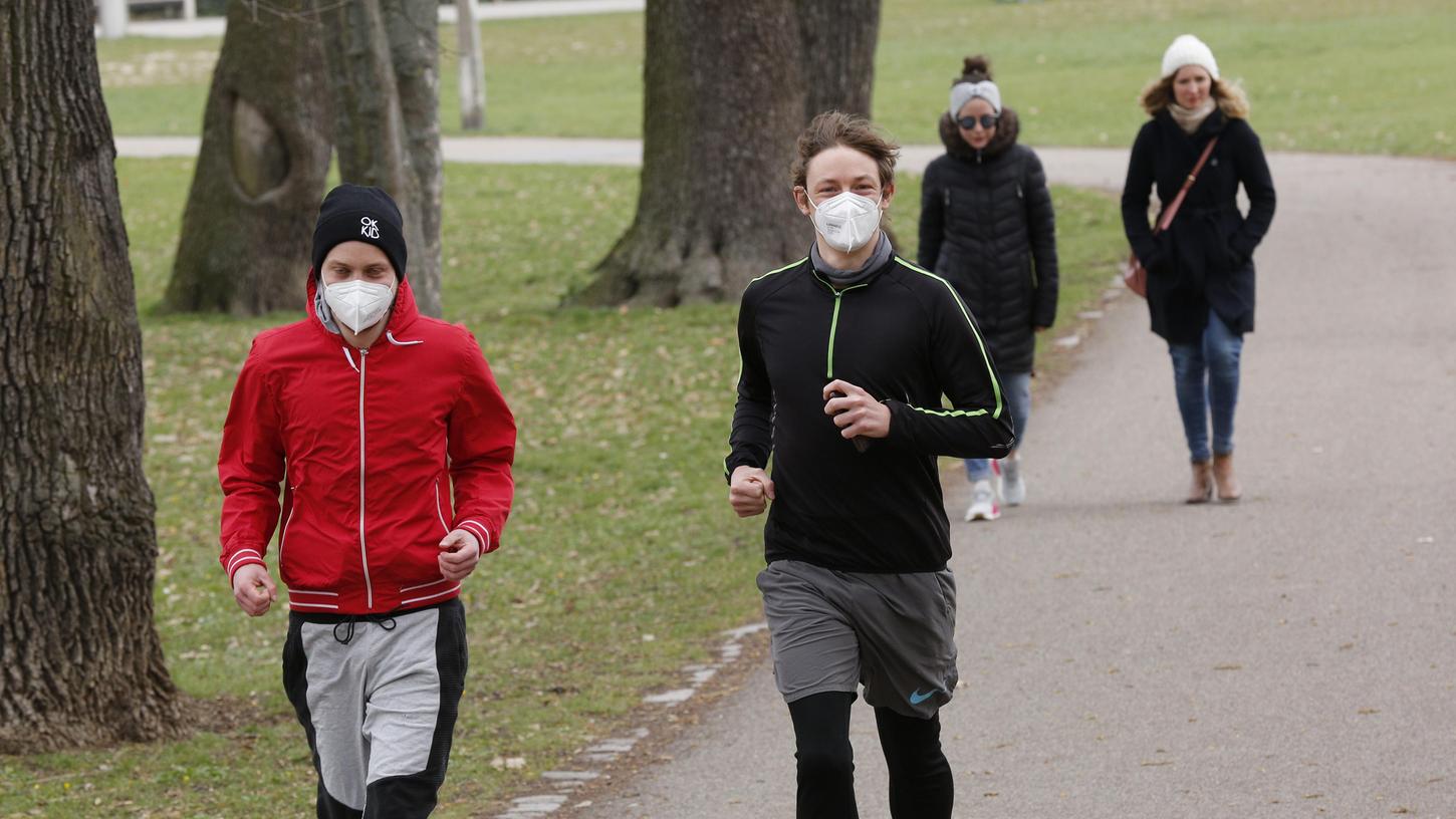 Am Ostermontag ein seltenes Bild an der Wöhrder Wiese in Nürnberg. Zwei Jogger mit Maske.