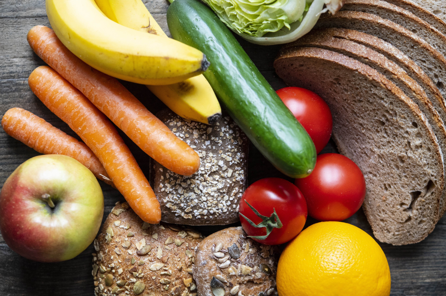 Haben Sie schonmal von Hado gehört? Wenn Sie Mitarbeiter bei Siemens sind, dann bestimmt. Hado ist ein eigens für die Siemens AG entwickeltes Gastronomie-Konzept. Der Konzern schreibt dazu: "Wissenschaftliche Begleitung bei Produktauswahl und Speisenzubereitung, Architektur, Philosophie und Erkenntnisse rund um die Steigerung der Vitalität sind die Wesenszüge des innovativen Gastro-Konzepts." Bei den Speisen sollen "zerstörerische" Zubereitungsweisen nicht zum Einsatz kommen, Vitamine und Antioxidantien sollen die Mitarbeiter in der Mittagspause noch auf direktem Wege erreichen. Gemüse wird deshalb zum Beispiel nur kurz gedämpft. Mikrowellen sind dabei Tabu. 