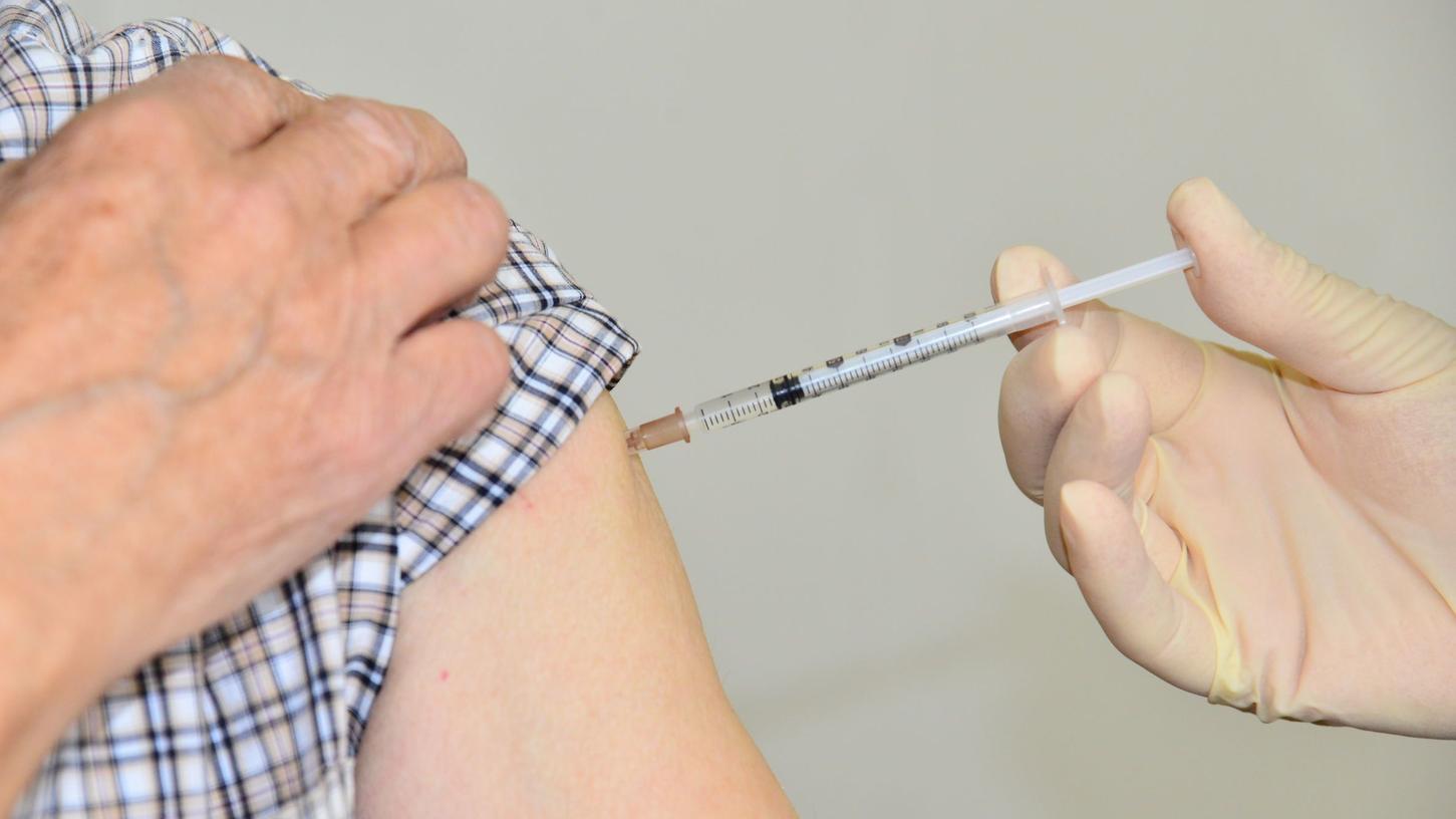 Wie viele Impfungen kann man aus einer Dosis ziehen? Inzwischen spritzen die Ärzte "so viel wie möglich", beim Wirkstoff von Biontech sind das meistens sieben Stück. Anfangs waren nur fünf erlaubt. 