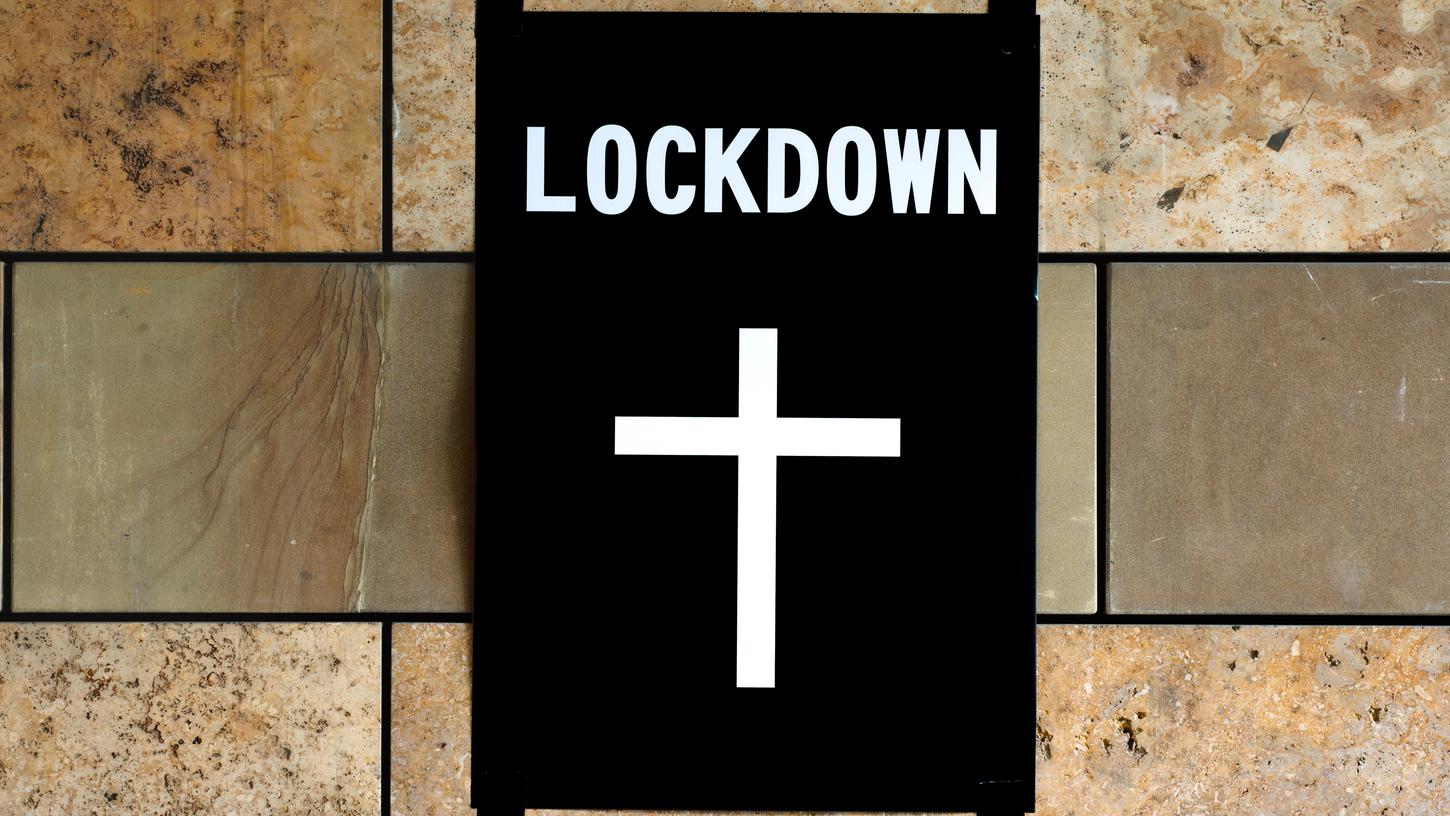 Aktivisten haben in Stuttgart ein Plakat aufgehängt, das darauf schließen lässt, dass sie von einem Lockdown wenig halten.
Aktivisten haben in Stuttgart ein Plakat aufgehängt, das darauf schließen lässt, dass sie von einem Lockdown wenig halten.