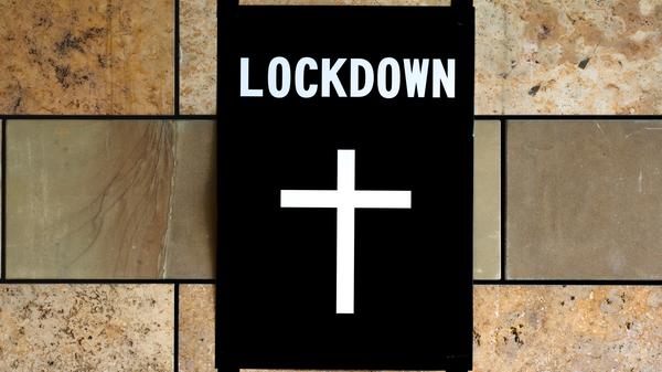 Plakat Totenkreuz auf Mauer, Lockdown, Shutdown, Corona-Krise, Stuttgart, Baden-Württemberg, Deutschland Coronavirus ***