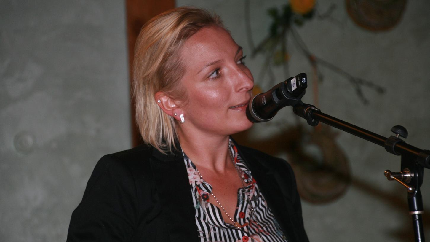 Kathrin Gsell gibt sich skeptisch in Hinblick auf einen baldigen Re-Start im Jugendfußball im Fußballkreis Amberg/Weiden. Kathrin Gsell gibt sich skeptisch in Hinblick auf einen baldigen Re-Start im Jugendfußball im Fußballkreis Amberg/Weiden.
