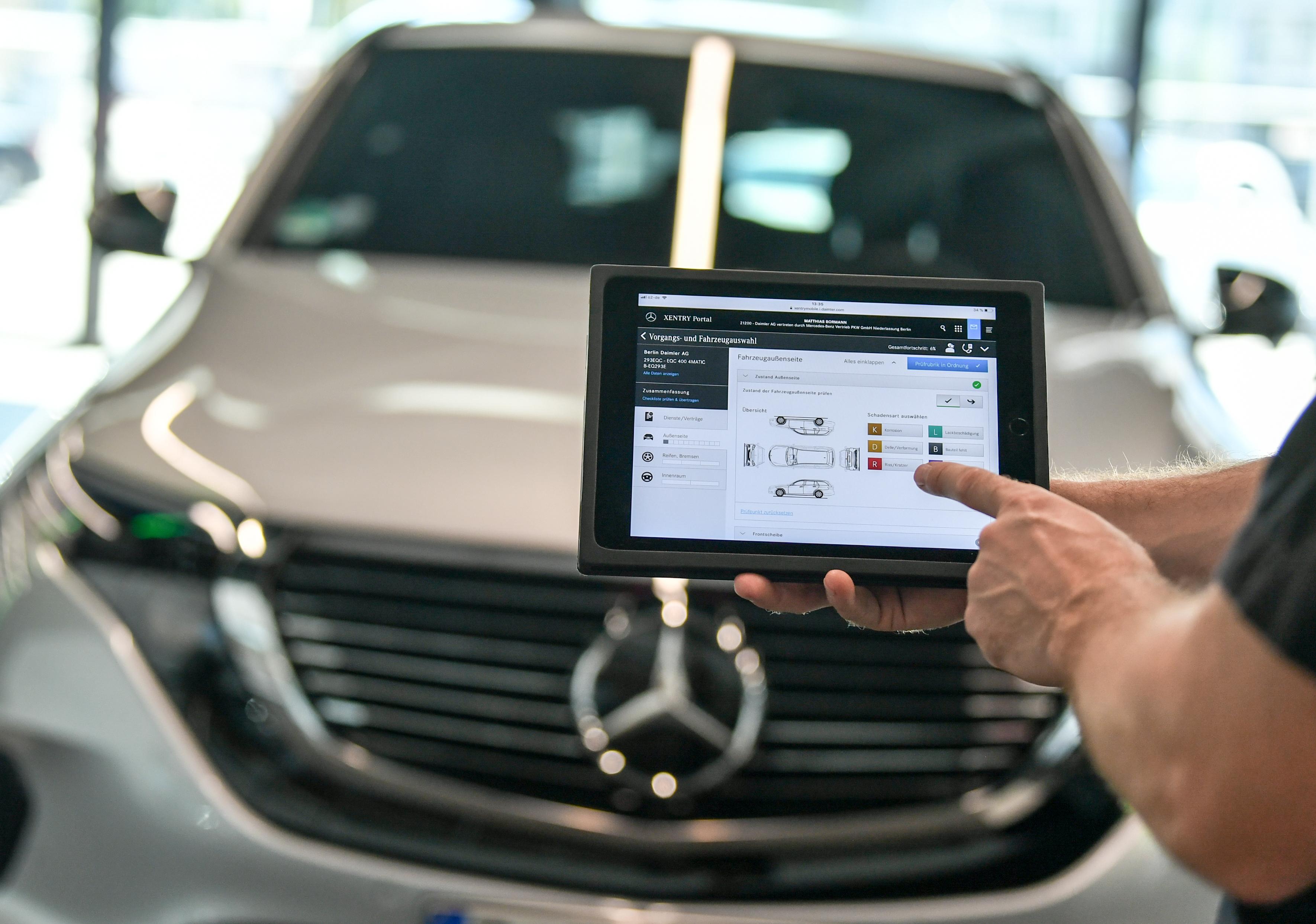 Service-Terminal von Mercedes-Benz