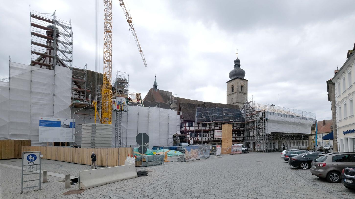 Ein Sinnbild für die Fülle an (Groß-)Projekten, die in der Stadt Forchheim derzeit und künftig angegangen werden: die Sanierung des historischen Rathaus-Ensembles im Herzen der Altstadt. 