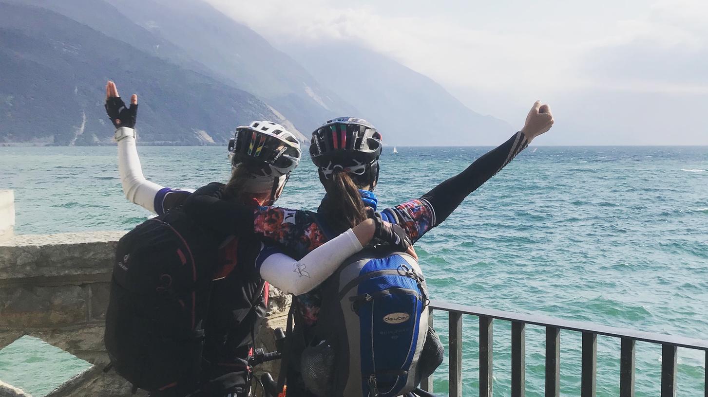 Angekommen: Anna Schmidt und Sarah Neukam nach der gemeinsamen Alpenüberquerung am Gardasee.