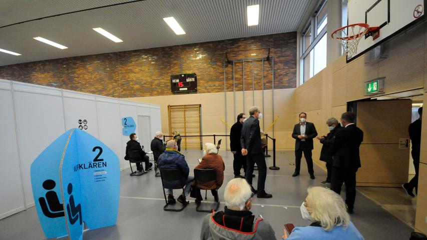 Station 2: Aufklären. Die Wartenden gehen gleich in einen Raum, in dem ein Video gezeigt wird.