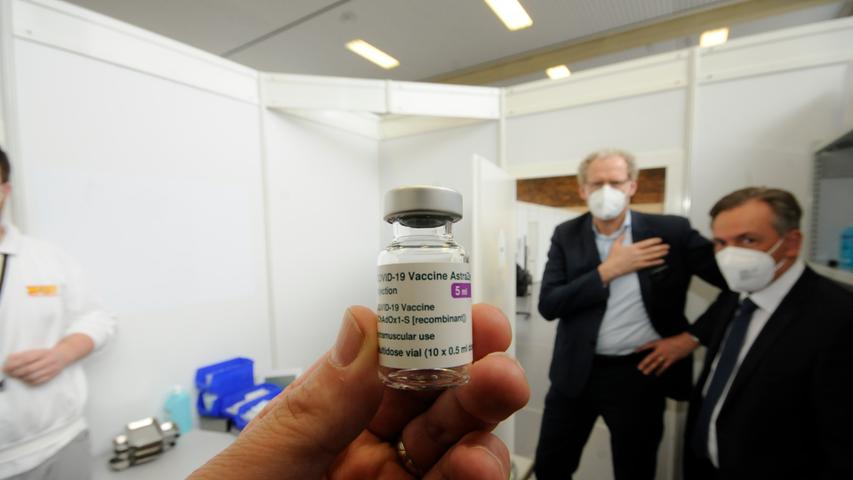In diesen kleinen Ampullen wird der Astrazeneca-Impfstoff geliefert. Er wird an über 60-Jährige verimpft. Zum Einsatz kommt auch der Biontech-Impfstoff.