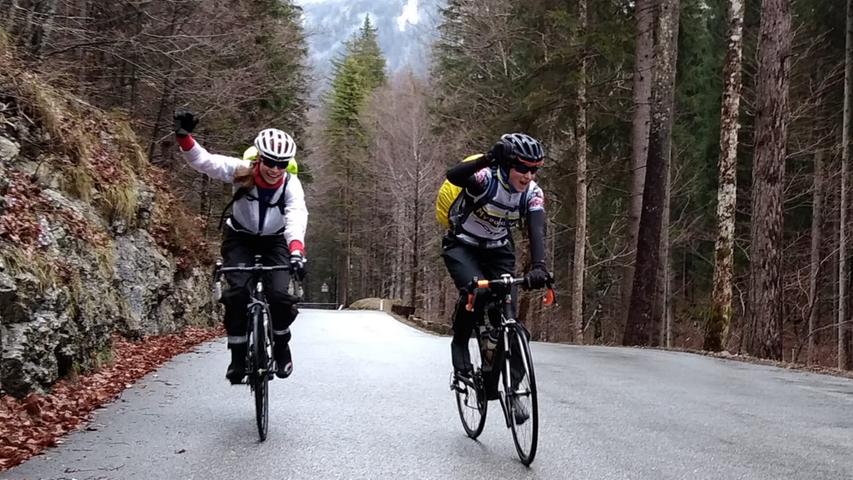 Auch bei ihrer Tour über die Alpen verging den beiden Triathletinnen nicht das Lachen.