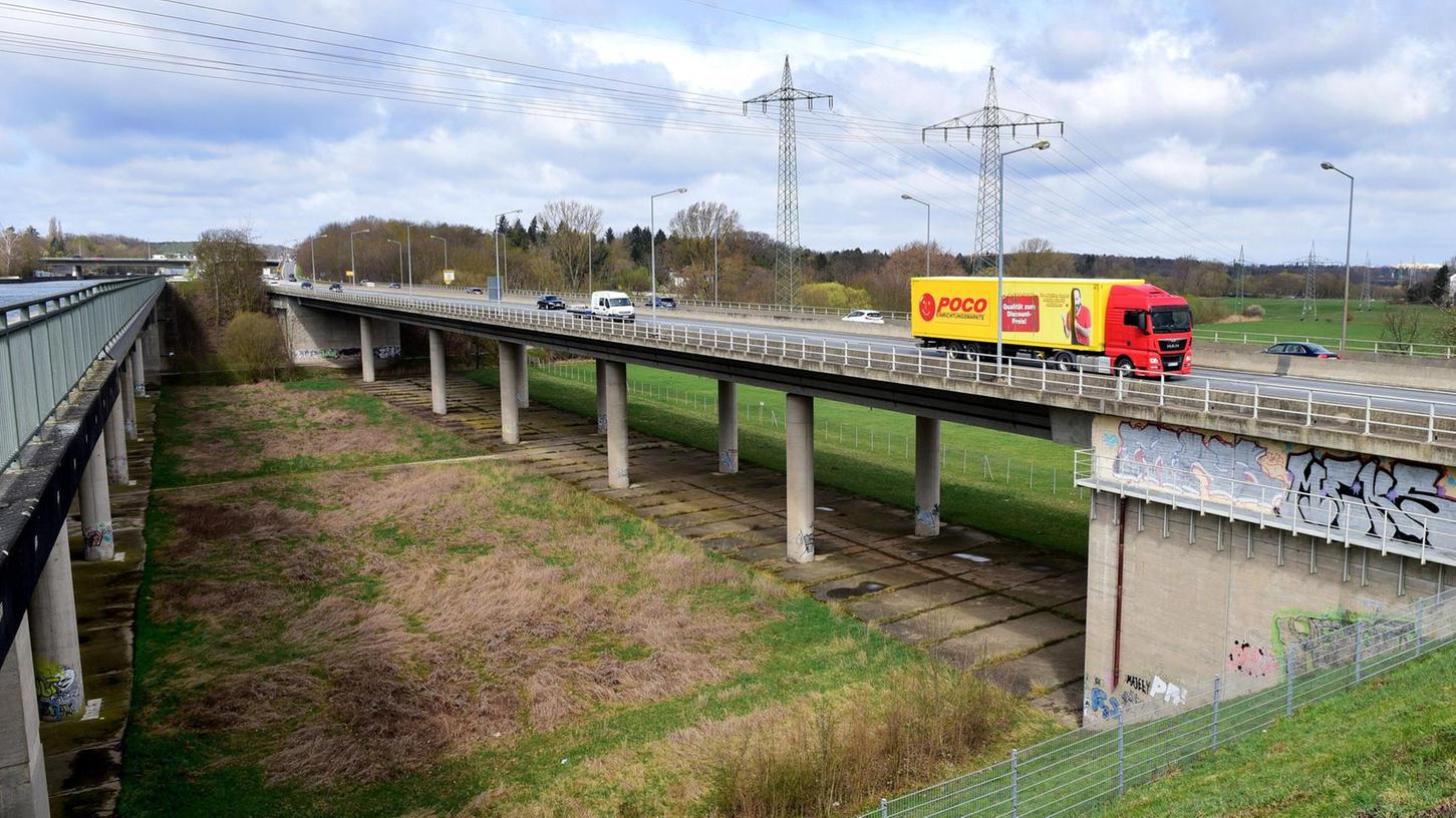 Autofahrer brauchen hier zurzeit oft Geduld: Die Rednitztalbrücke zwischen Dambach und Fürth-Süd, die Teil der Südwesttangente ist, wird erneuert.