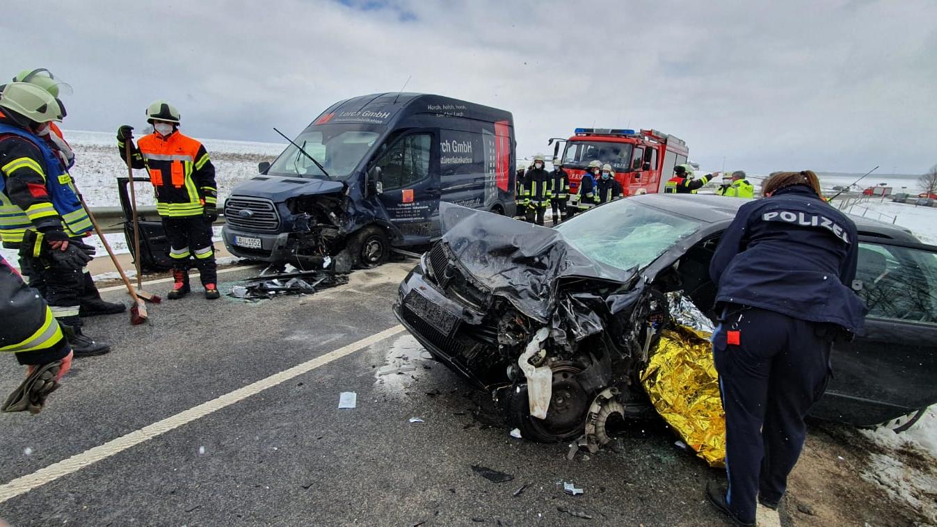 Die beiden Fahrzeuge stießen frontal zusammen. Die beiden Fahrzeuge stießen frontal zusammen.