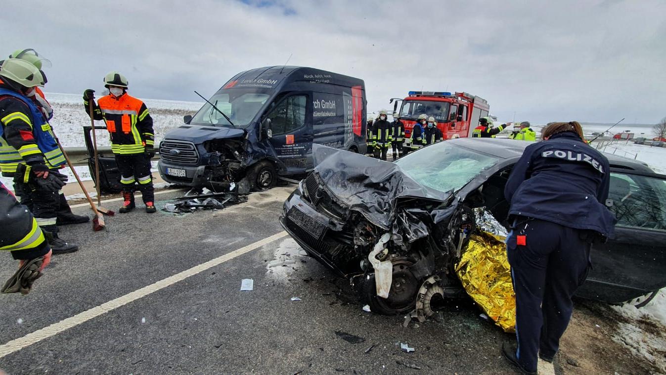 Schwerer Unfall bei Berching: Fahrerin eingeklemmt