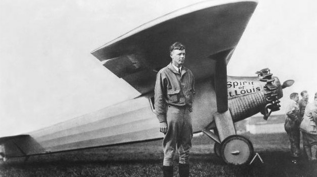 Was dieser junge Mann mit dem Unternehmen Schaeffler zu tun hat? Eine ganze Menge. Das ist Charles Lindbergh. Er absolvierte seinen spektakulären Transatlantikflug 1927 in einer Maschine, die mit Lagern von Schaeffler ausgerüstet war. Der US-amerikanische Pilot überquerte von Paris nach New York alleine den Atlantik. Später schrieb er Bücher über seine Abenteuer - und erhielt den Pulitzer-Preis. 