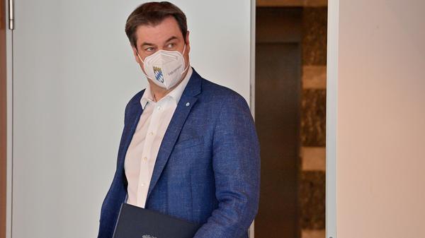 Die politische Bühne betritt er schon früh, seit 1983 ist Markus Söder CSU-Mitglied. 1987 beginnt er sein Studium der Rechtswissenschaften an der FAU Nürnberg-Erlangen.