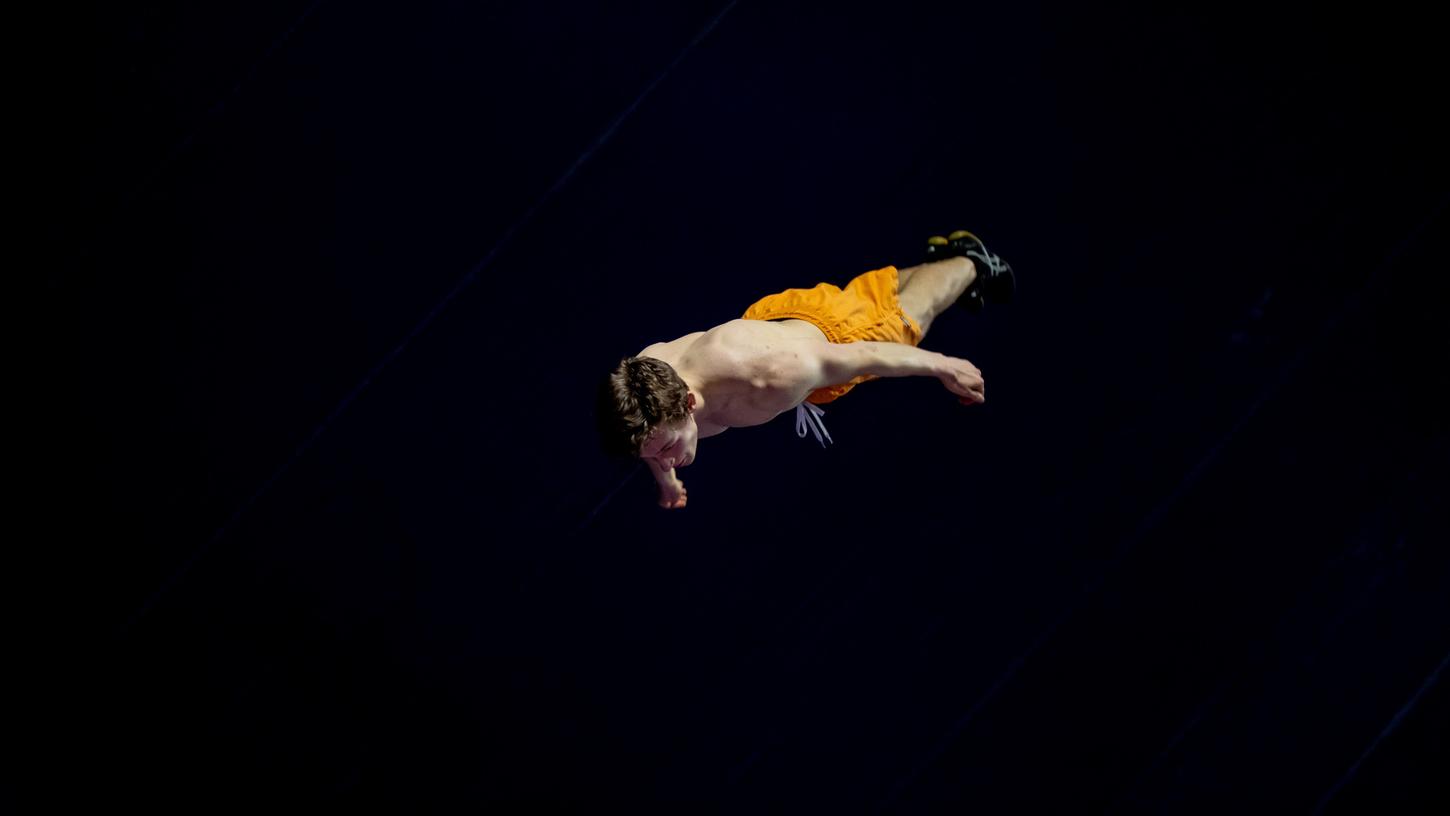 Der Neumarkter Artist Jannik Radeck feilt in der Salzburger Zirkus-Schule an seinem Programm. Der Neumarkter Artist Jannik Radeck feilt in der Salzburger Zirkus-Schule an seinem Programm.