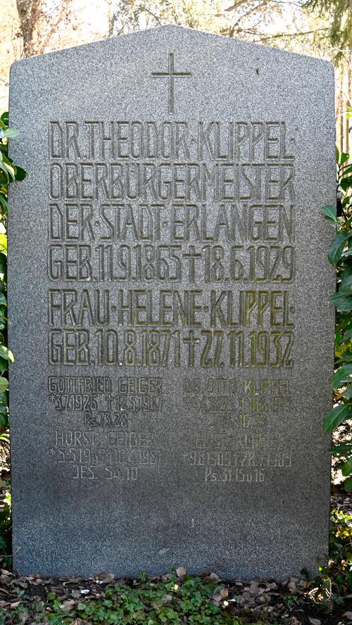 Der Erlanger Zentralfriedhof ist mit 60000 qm der größte Friedhof der Stadt. Eröffnet wurde er 1895, hier konnten Menschen aller Konfessionen begraben werden, u.a. verstorbene russische Kriegsgefangene aus dem 1. WK, gefallene des 2. WK und Verstorbene aus Heil- und Pflegeanstalten. begraben sind hier auch einige Bürgermeister der Stadt. Aussegnungshalle und Eingangstor stammen auch aus dem Jahr 1895.