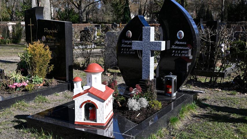 Der Erlanger Zentralfriedhof ist mit 60000 qm der größte Friedhof der Stadt. Eröffnet wurde er 1895, hier konnten Menschen aller Konfessionen begraben werden, u.a. verstorbene russische Kriegsgefangene aus dem 1. WK, gefallene des 2. WK und Verstorbene aus Heil- und Pflegeanstalten. begraben sind hier auch einige Bürgermeister der Stadt. Aussegnungshalle und Eingangstor stammen auch aus dem Jahr 1895.