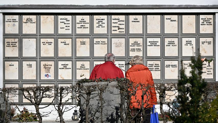 Der Erlanger Zentralfriedhof ist mit 60000 qm der größte Friedhof der Stadt. Eröffnet wurde er 1895, hier konnten Menschen aller Konfessionen begraben werden, u.a. verstorbene russische Kriegsgefangene aus dem 1. WK, gefallene des 2. WK und Verstorbene aus Heil- und Pflegeanstalten. begraben sind hier auch einige Bürgermeister der Stadt. Aussegnungshalle und Eingangstor stammen auch aus dem Jahr 1895.