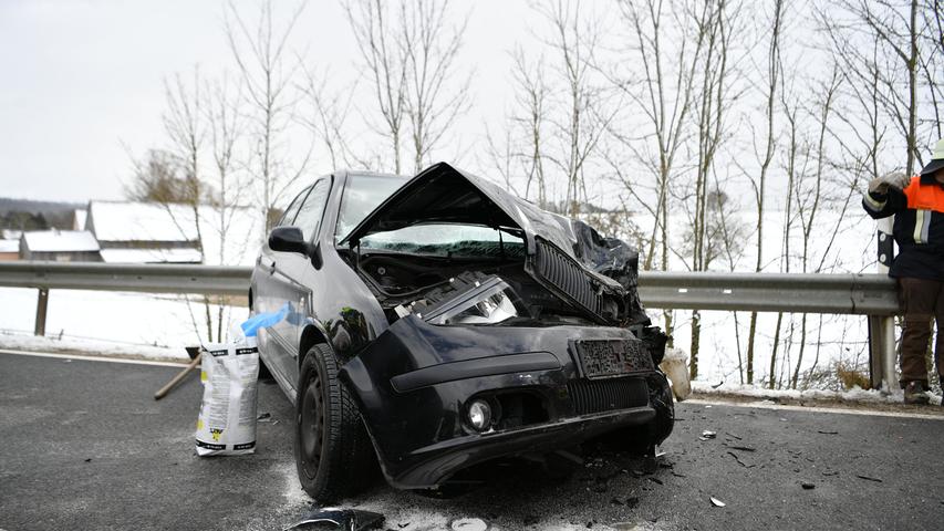 Crash bei Berching: Fahrerin eingeklemmt 