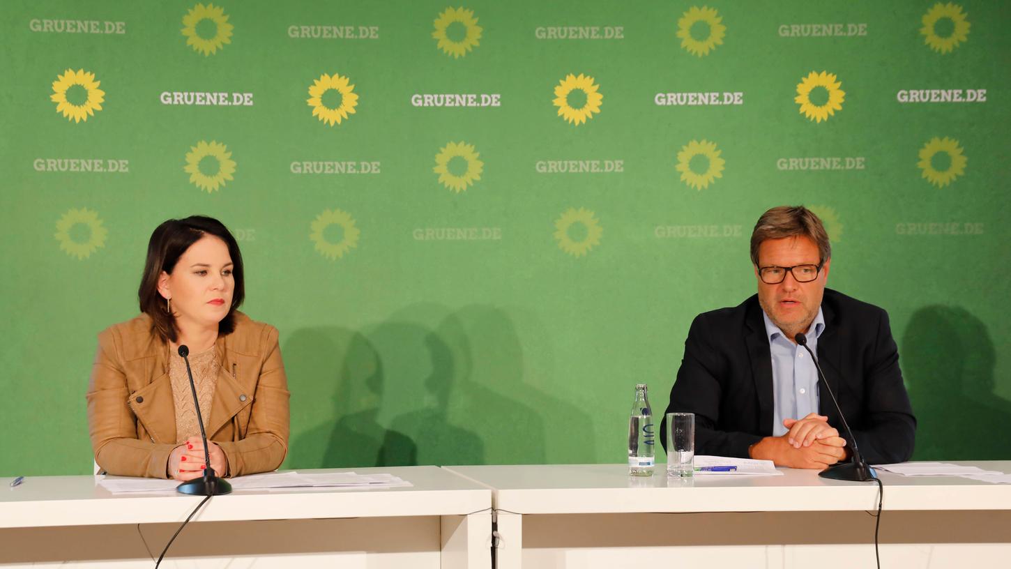Rund fünf Monate vor der Wahl fällt die Entscheidung zwischen Annalena Baerbock und Robert Habeck. Der Bundesvorstand der Grünen wird sich am 19. April festlegen.
Rund fünf Monate vor der Wahl fällt die Entscheidung zwischen Annalena Baerbock und Robert Habeck. Der Bundesvorstand der Grünen wird sich am 19. April festlegen.