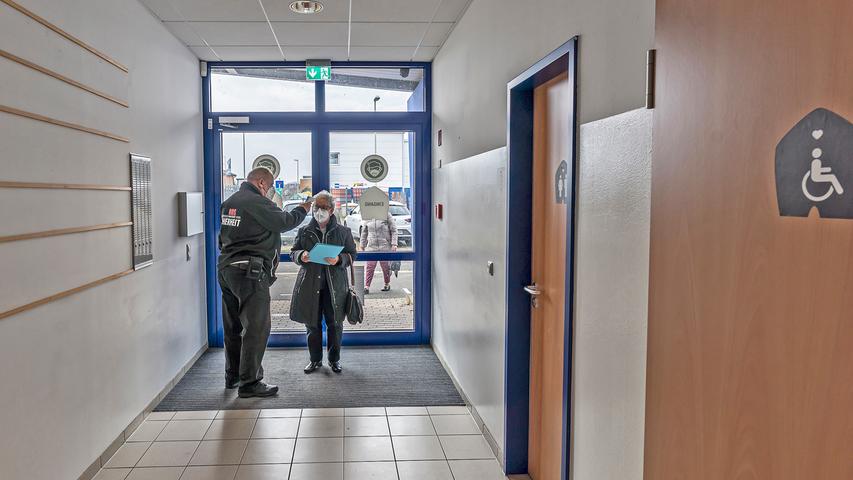Im Impfzentrum Höchstadt wird Sicherheit großgeschrieben: Am Eingang wird die Temperatur der Impfwilligen gemessen.
