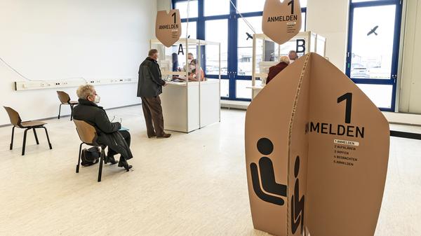 An der Anmeldung wird überprüft, ob die Impfwilligen auch einen gültigen Termin haben.