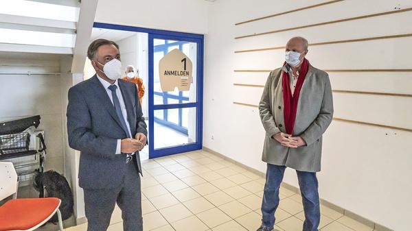 Landrat Alexander Tritthart (li.) und Höchstadts Bürgermeister Gerald Brehm informierten sich vor Ort über den Impfstart.