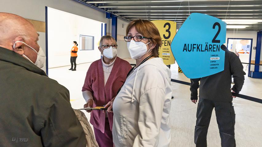 Das Helferteam im Impfzentrum Höchstadt berät auch Besucherinnen und Besucher.