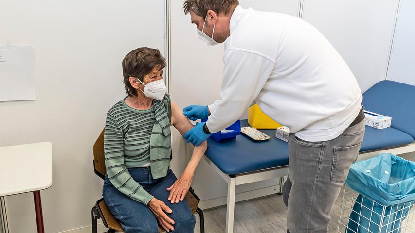 Zu den ersten Menschen, die sich im neuen Impfzentrum Höchstadt gegen Covid-19 impfen ließen, zählt die 79-jährige Sophie Reichenbacher, die sich von Volker Köhler (re.) eine Injektion mit AstraZeneca verabreichen ließ.