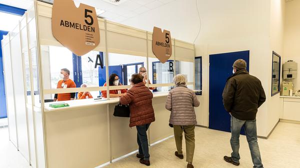 Wer es bis zur Abmeldung geschafft hat, ist durch. Hier gibt es auch die Bestätigung, die für die Zweitimpfung notwendig ist.