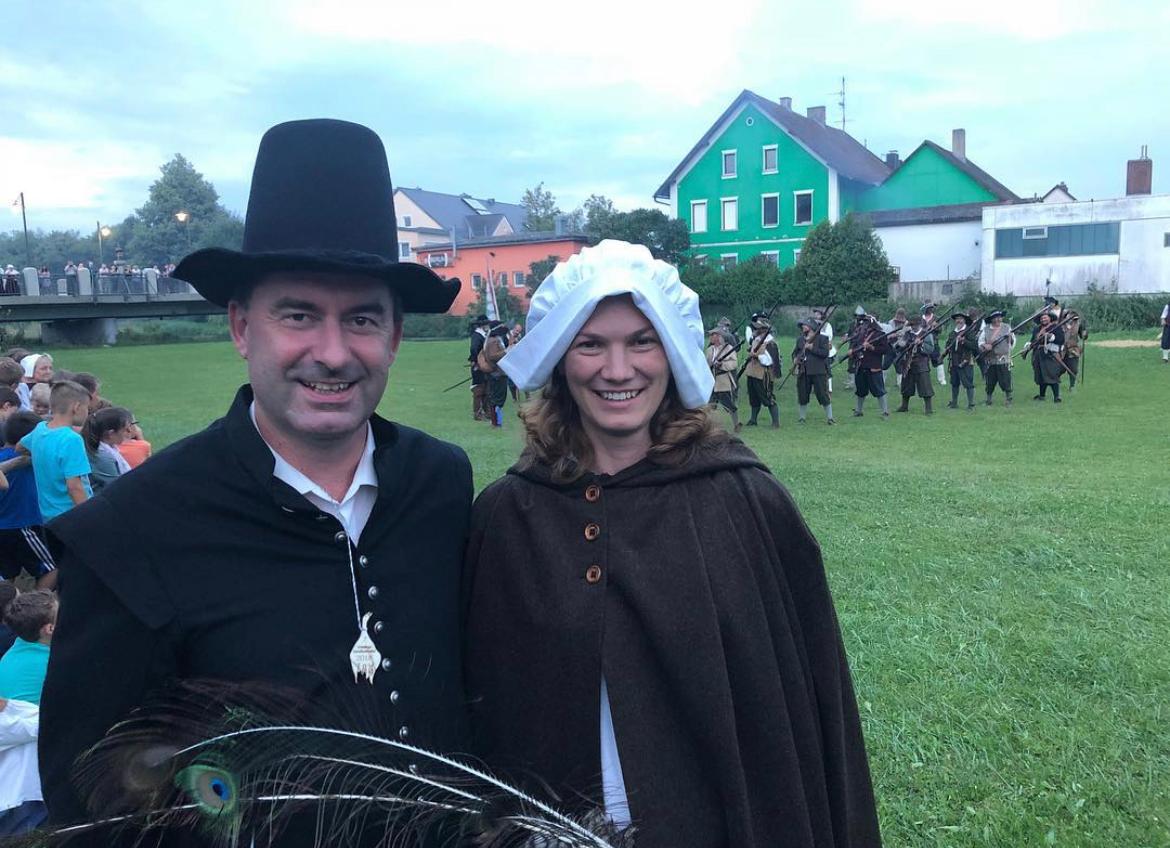 Alle vier Jahre veranstaltet der Verein für Heimatpflege Schierling auf der Viehmarktwiese zwischen Rathaus und Schloss das Gennßhenkher-Fest. Zuletzt im Juli 2018. Damals auch mit dabei: Hubert Aiwanger gemeinsam mit Partnerin Tanja Schweiger.