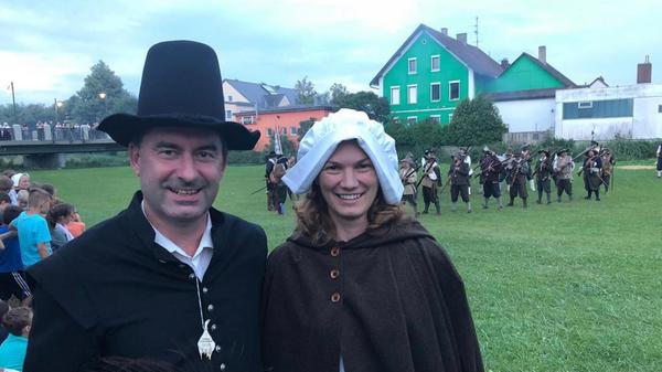 Alle vier Jahre veranstaltet der Verein für Heimatpflege Schierling auf der Viehmarktwiese zwischen Rathaus und Schloss das Gennßhenkher-Fest. Zuletzt im Juli 2018. Damals auch mit dabei: Hubert Aiwanger gemeinsam mit Partnerin Tanja Schweiger.