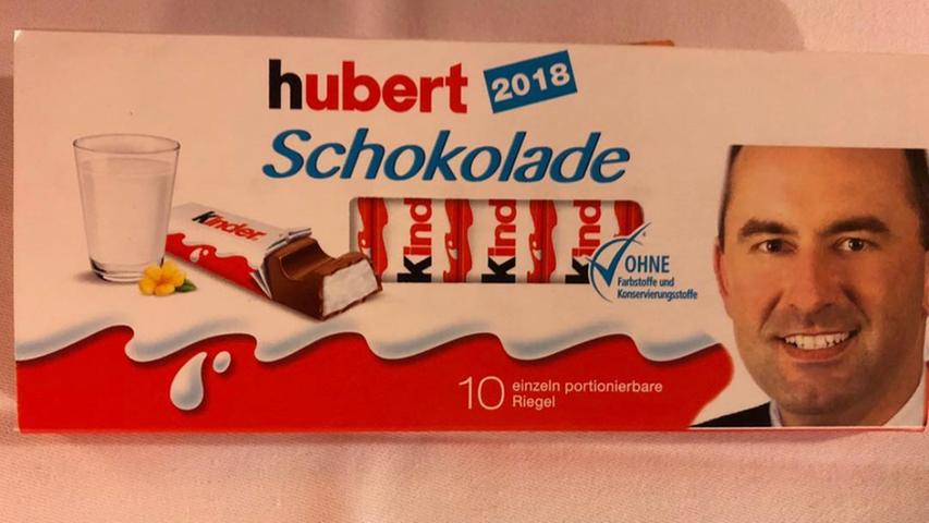 Am 6. Mai 2018 freute sich Hubert Aiwanger auf Instagram über ein Gastgeschenk. Die Freien Wähler Neufahrn überreichten ihm beim Maibockfest die "hubert Schokolade".