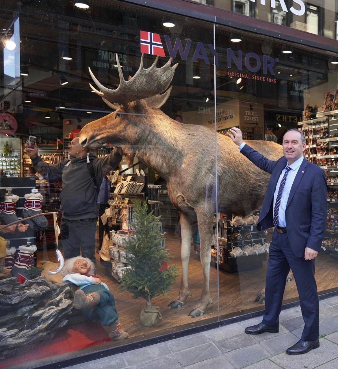 Bayerns Wirtschaftsminister leitete im September 2019 eine rund 40-köpfige Delegation nach Skandinavien mit dem Themenschwerpunkt Digitalwirtschaft. In Norwegen entstand diese Momentaufnahme mit einem Schaufenster-Elch. Nicht nur Aiwanger war in diesem Moment begeistert und wollte ein Bild, sondern auch ein Gast im Geschäft. Ob der Mann im Laden geahnt hat, wer da auf der anderen Seite des Elchs steht?